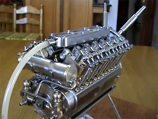 v12 kicsi motor 3